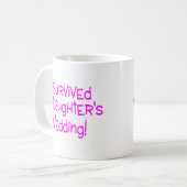 私はピンクを結婚している私の娘を生き延びました コーヒーマグカップ (正面左)