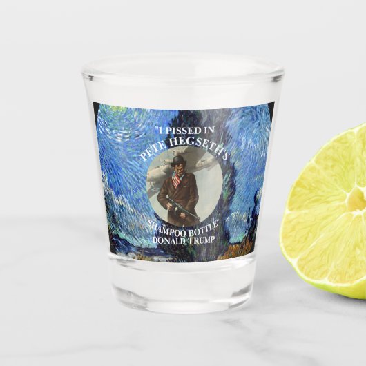 私はピートヘグゼスのシャンプーボトルトランプで怒った ショットグラス (正面)