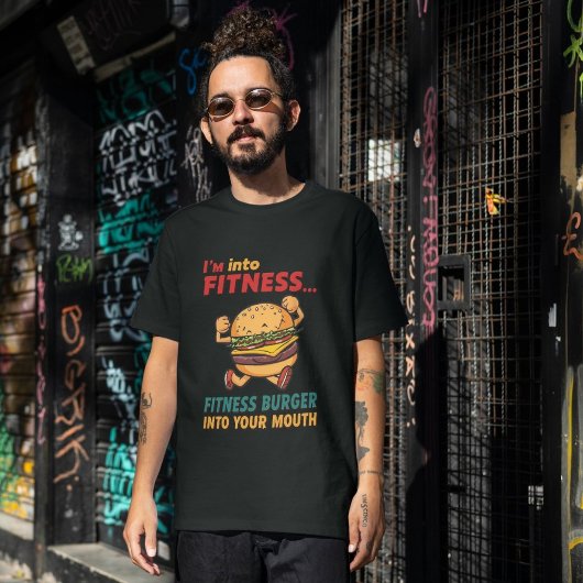 私はフィットネス。フィットネスバーガーを口に Tシャツ