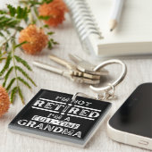 私はフルタイム退職したの祖母ではない キーホルダー (正面右)
