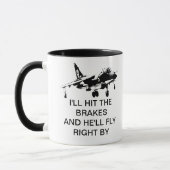 私はブレーキに当り、彼は正しく飛びます マグカップ (左)