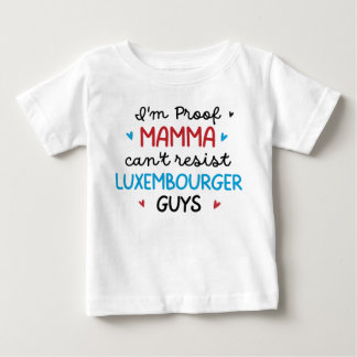 私はプルーフママはルクセンブルガーの男に可愛く抵抗できない ベビーTシャツ