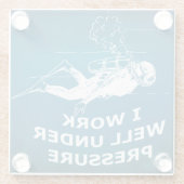 私はプレッシャーの下でうまく働く（スキューバダイビング） ガラスコースター (裏面)