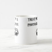 私はプロの写真家です 面白い 写真 Tシャツ コーヒーマグカップ (中央)