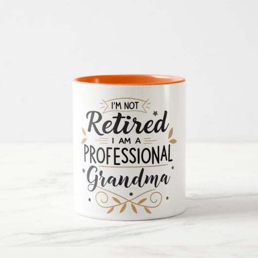 私はプロフェッショナル退職したおばあちゃんじゃない ツートーンマグカップ (中央)