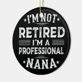 私はプロフェッショナル退職したナナおばあちゃんじゃない セラミックオーナメント (左)