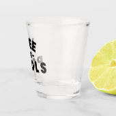 私はプールでおもしろいタイポグラフィショットグラスを覗く ショットグラス (右)