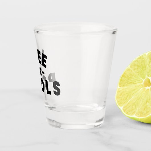 私はプールでおもしろいタイポグラフィショットグラスを覗く ショットグラス (右)