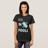 私はプール、水泳のおもしろいジョーク、皮肉な馬を覗く Tシャツ (正面フル)