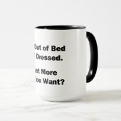 私はベッドから出て服を着ている。 マグカップ (正面右)