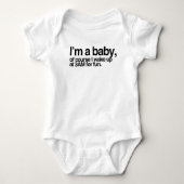 私はベビーで、もちろんおもしろいのために午前3時に起きる ベビーボディスーツ (正面)