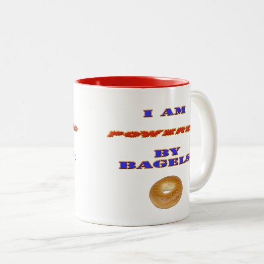 私はベーグルで動いている ツートーンマグカップ (正面右)