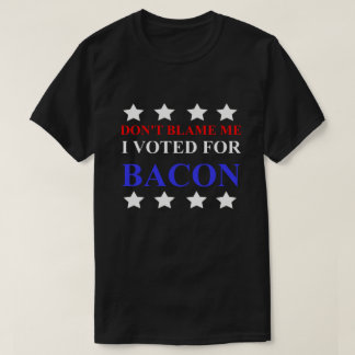 私はベーコンの政治的な投票を私を非難しなおもしろいい Tシャツ