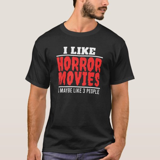 私はホラー映画が好きで、マビービーは他の3人と同じ Tシャツ (正面)
