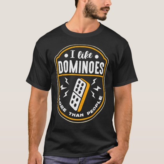 私はボードゲームを愛する人よりもドミノが好きだ Tシャツ (正面)