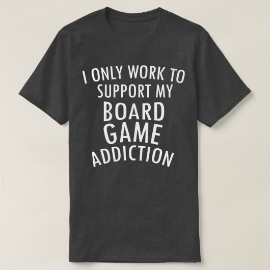 私はボードゲーム中毒Plaをサポートするためにのみ働く Tシャツ (デザイン正面)