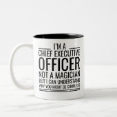私はマジシャンではなく、最高経営責任者です ツートーンマグカップ (左)