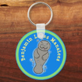 私はマナーテかわいい漫画イラストレーションが大好き キーホルダー (正面)