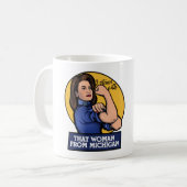 私はミシガン・グレトゲン出身の女性と一緒に立っている コーヒーマグカップ (正面左)