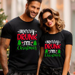 私はメリー飲クリスマスだおもしろい Tシャツ<br><div class="desc">我々の装祝置で多くのおもしろいでホリデーシーズンの準備笑わされるを!..ワインと読ドスの木のガラスで飾られた手書きメリーとキュートなフォントの組み合わせモダンで「私はクリスマス」という言葉。お友達、パパ、おじいちゃん、グランパ、おじさん、おばさん、おばあちゃん、お姉さん、お酒やクリスマスおもしろいが大好きな兄さんにぴったりのプレゼント!家族の集まりや衣服のパジャマとして完璧!家族や友人への親切な贈り物の一つ。写真素晴らし撮影やクリスマスの朝、またパーティーtシャツのためおもしろい。</div>