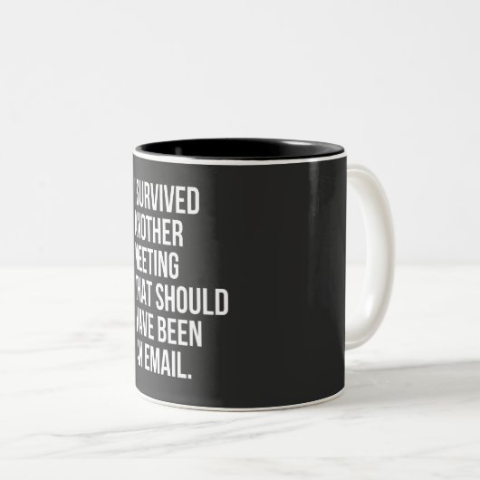 私はメール生き延びで行くべき別の会議を開いた ツートーンマグカップ (正面右)