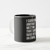 私はメール生き延びで行くべき別の会議を開いた ツートーンマグカップ (正面左)