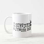 私はユダヤ人のお母さん-娘版--を生き延びました コーヒーマグカップ (左)