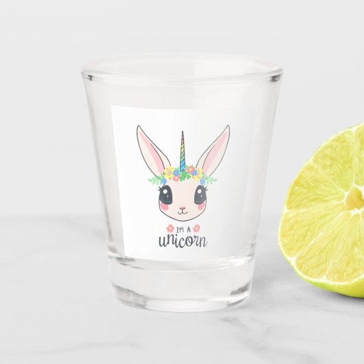 私はユニコーン・バニー（女の子にはかわいいアート）だ ショットグラス (正面)