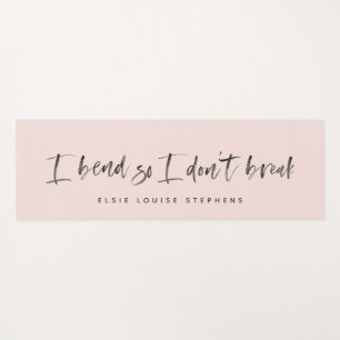 私はヨガマットを壊さないように曲げる。 ヨガマット