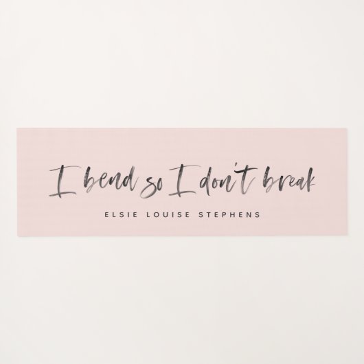 私はヨガマットを壊さないように曲げる。 ヨガマット (裏面(横))