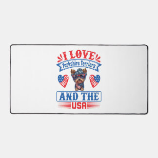 私はヨークシャー・テリアとアメリカ01が大好き デスクマット