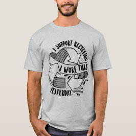 "私はリサイクルを支えます。 私は昨日身に着けていましたこれを" Tシャツ