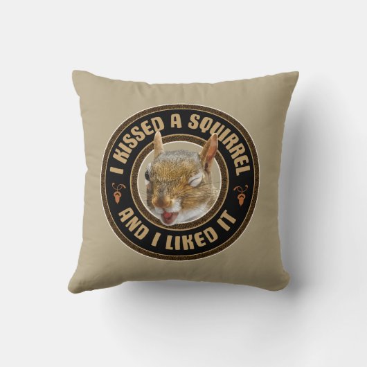 私はリスにキス – パロディおもしろい クッション (裏面)