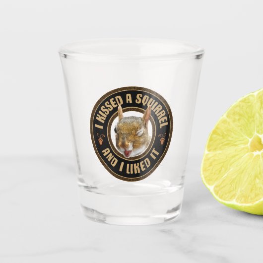 私はリスにキス – パロディおもしろい ショットグラス (正面)