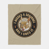 私はリスにキス – パロディおもしろい フリースブランケット (正面)