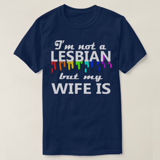 私はレズビアンではないが、妻はカップルLGBTの結婚式である Tシャツ (デザイン正面)