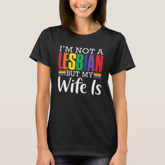 私はレズビアンではないが、妻はLGBTレインボおもしろいである Tシャツ