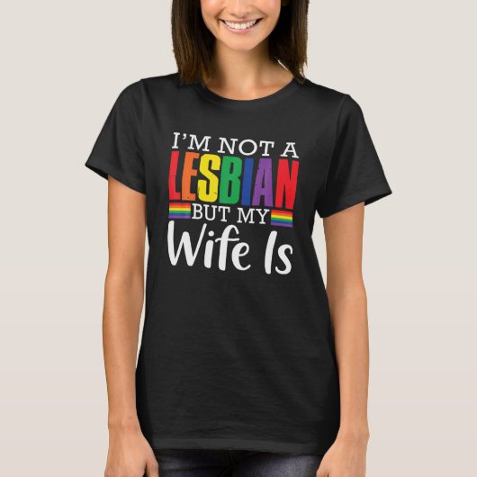 私はレズビアンではないが、妻はLGBTレインボおもしろいである Tシャツ (正面)