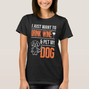 私はワインを飲み、私の犬のパパのママをペットするのを待っている Tシャツ