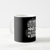 私はワインを飲み、私の犬を愛したい コーヒーマグカップ (正面左)