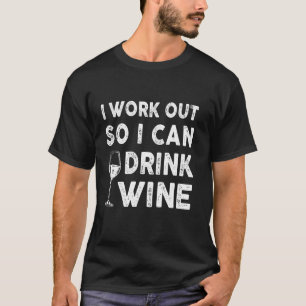 私はワインを飲むことができるようにおもしろい努力するジムのワイン愛 Tシャツ