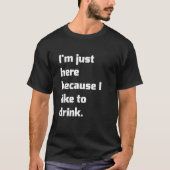 私はワークーを飲むのが好きだからおもしろいここにいる Tシャツ (正面)