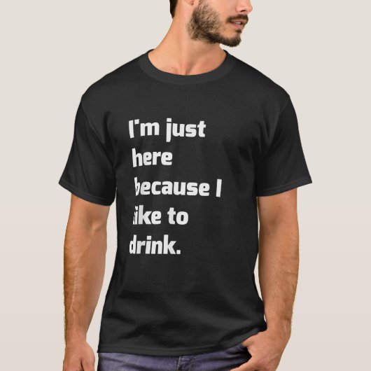 私はワークーを飲むのが好きだからおもしろいここにいる Tシャツ (正面)