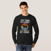 私は一人だと思っているのね。でも牛がいるのよ 牛 牛 牧場 Tシャツ (正面フル)