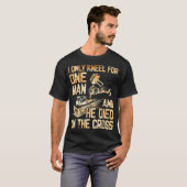 私は一人でひざまずくだけで彼は十字架の上で死ぬ Tシャツ (正面フル)
