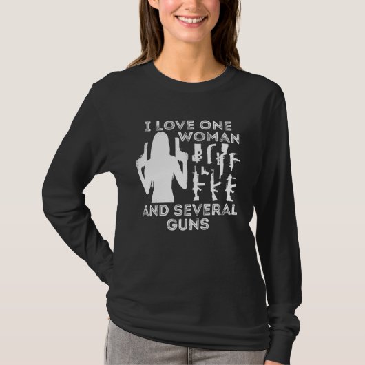 私は一人の女性と数丁の銃が好き Tシャツ (正面)