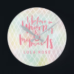 私は一信じ人と人魚の国に住んでいる ラウンド壁時計<br><div class="desc">私は信じユニコーンと人魚、美しい手のレタ虹の色のデザインで。人生素晴らしの小さな女の子、少年、女性、または男性のための贈り物。色の数々のマーメイド柄の詳細と名前の宇宙。</div>