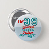 私は三十九才です。 より懸命により強いより速くよくして下さい! Bi 缶バッジ (正面&裏面)