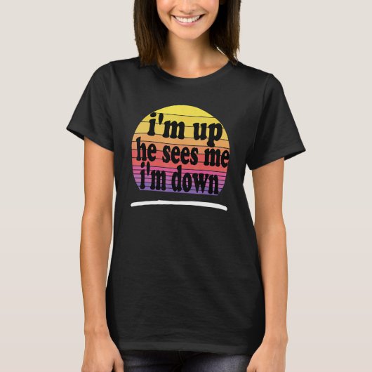 私は上にいる彼は私がダウンしているのを見る Tシャツ (正面)