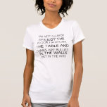 私は不器用ではない… Tシャツ<br><div class="desc">私は不器用ではない床だけが私を憎み、テーブルと椅子はいじめで、壁が邪魔になる。女おもしろいカッコいいのユーモアのある子のTシャツだ。</div>